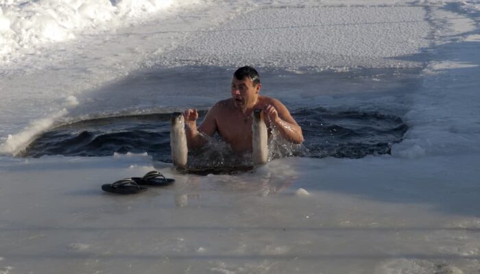 Eisbaden im gefrorenen See gesund